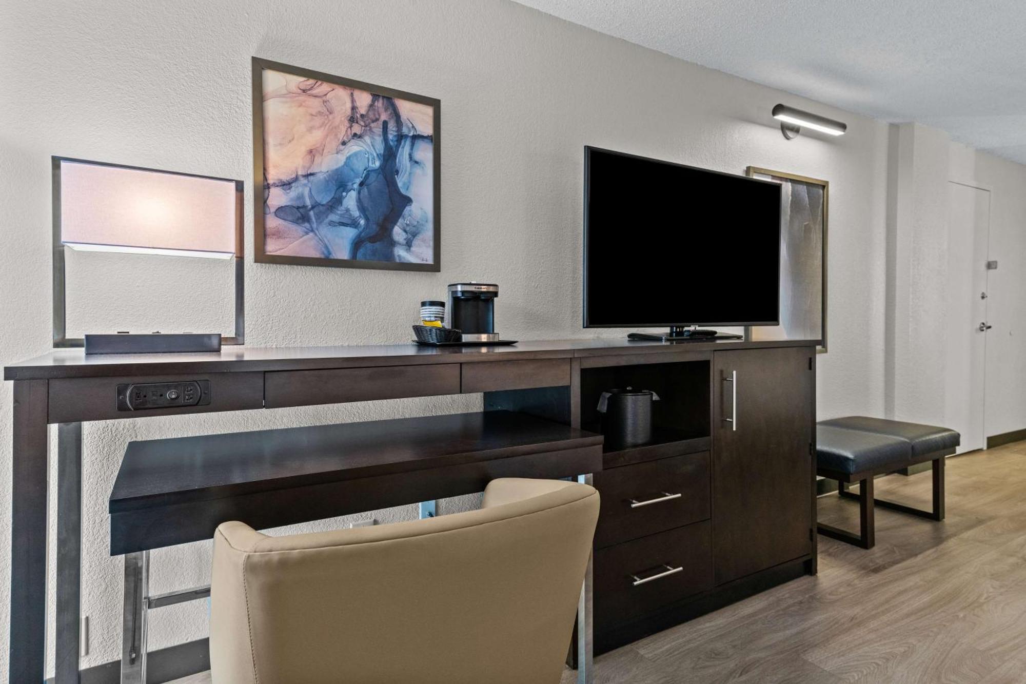 Отель Doubletree By Hilton Raleigh Midtown, Nc Экстерьер фото